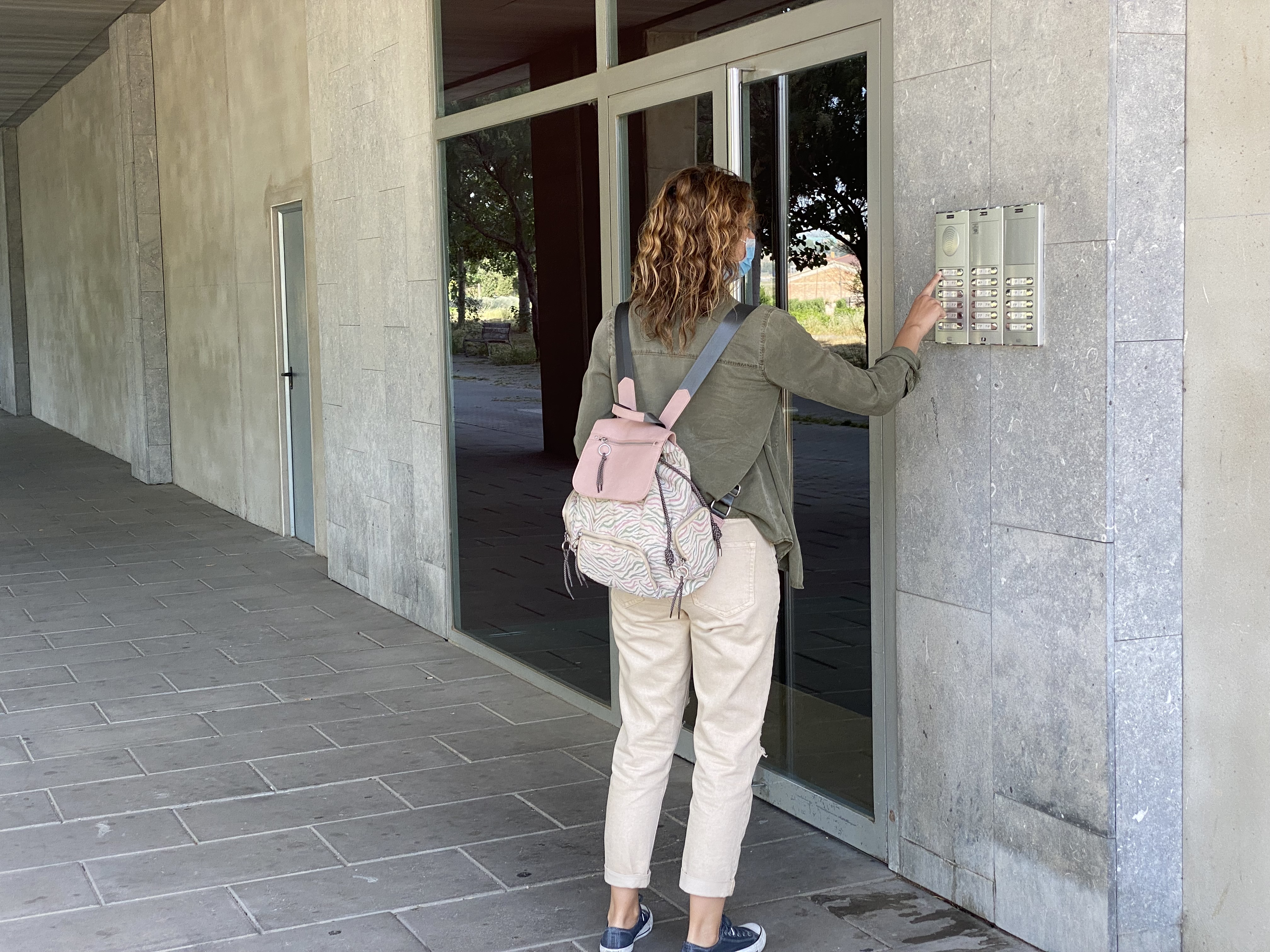 Educadora social realizando una visita a domicilio