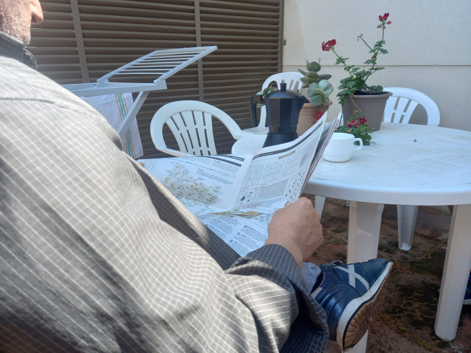 Periódico y café