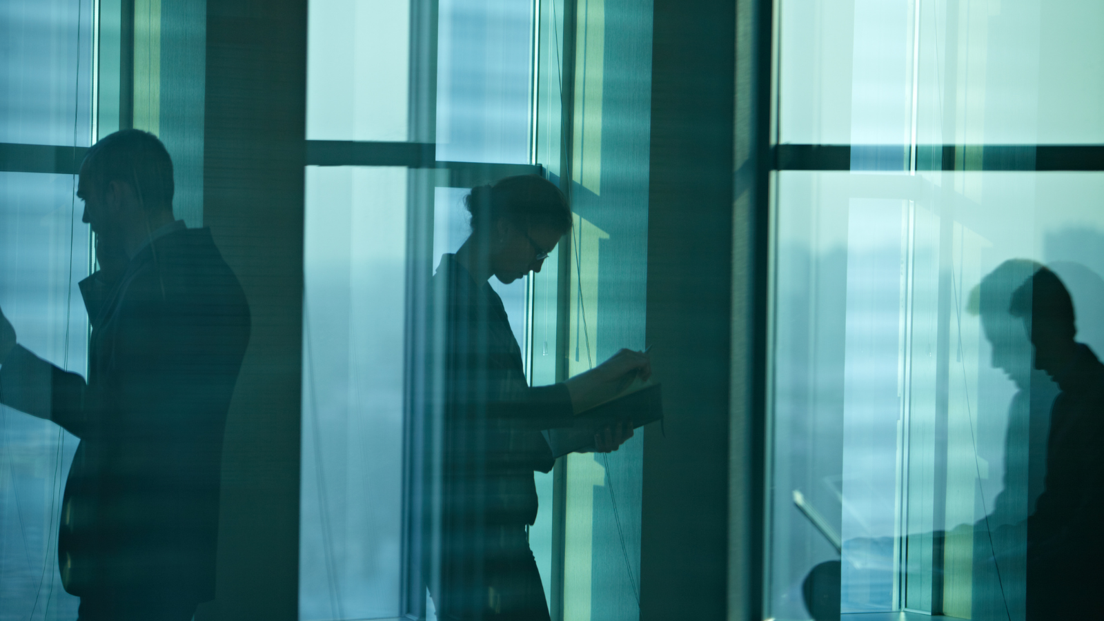 Persones treballadores en una oficina sense comunicar-se