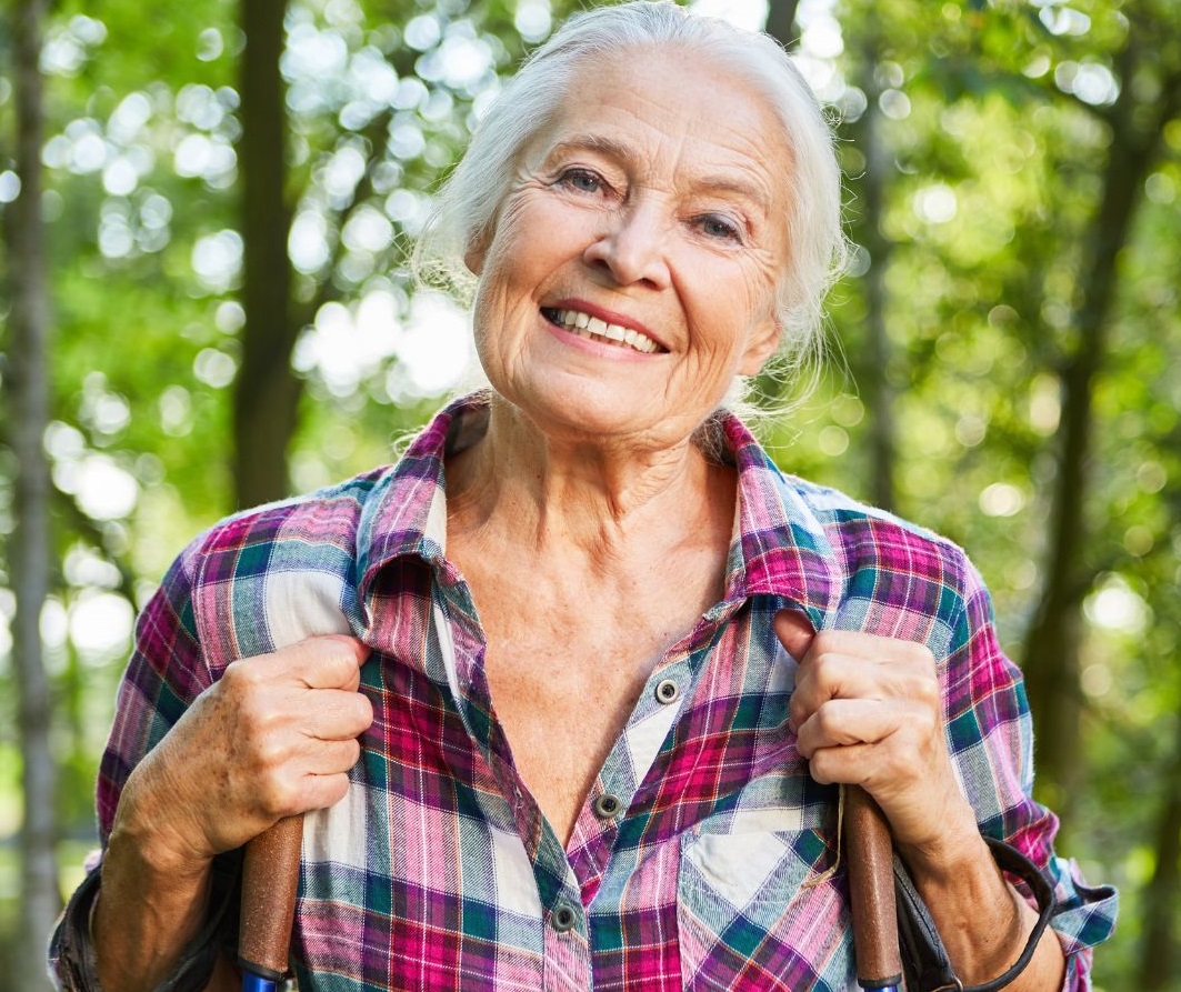 Dona gran caminant per la muntanya
