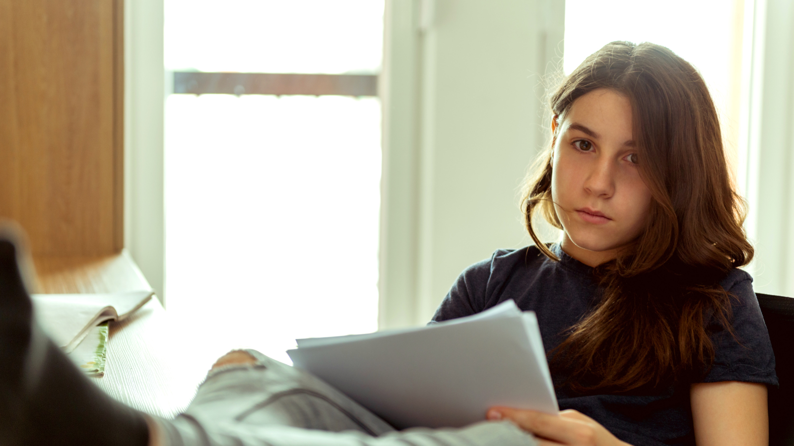 Adolescent estudiant a la seva habitació