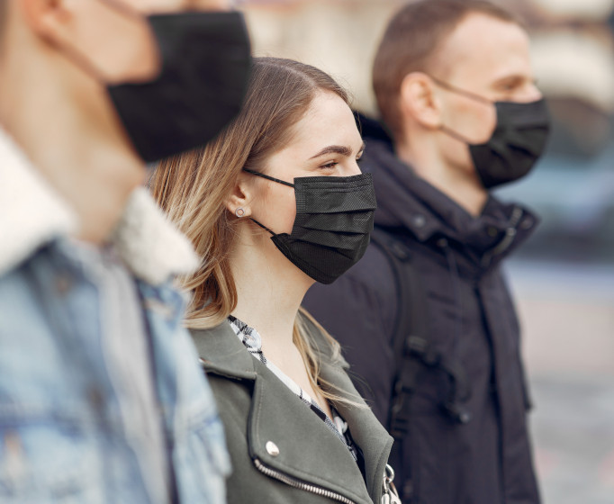 people-in-masks-stands-on-the-street.jpg Investigación salud mental