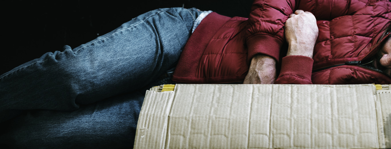 homeless-man-sleeping-out-in-the-cold.jpg sinhogarismo