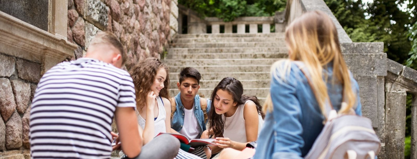 encuesta_acab_tca.jpg Adolescents sortint de l'escola