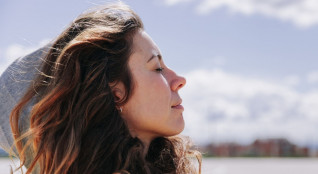 Noia respirant profundament