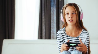 Patrones oscuros videojuegos.jpg Niña jugando a videojuego