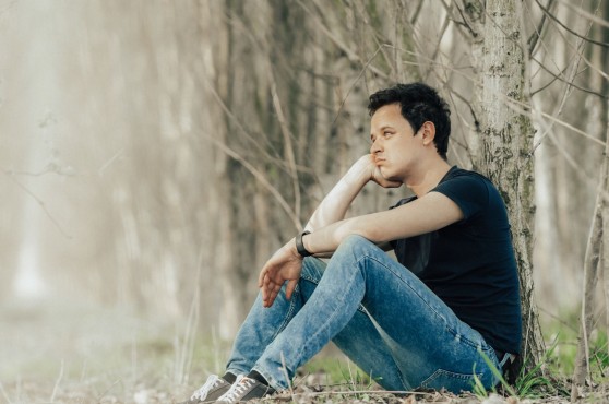 Chico triste en el bosque