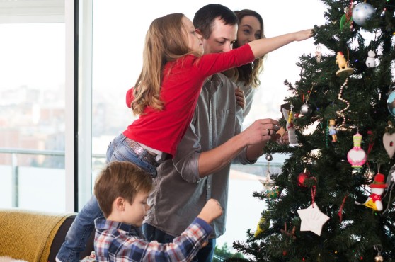 Família decorant l'arbre de Nadal