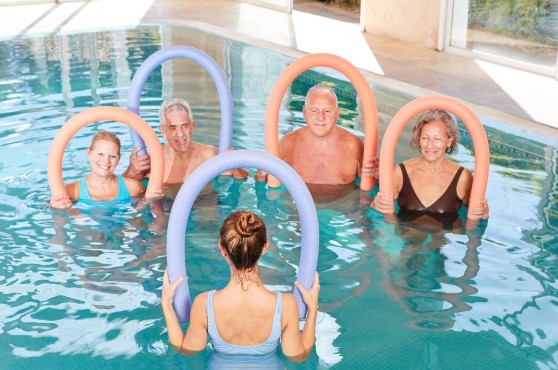 Persones fent exercici en una piscina