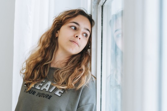 Chica mirando por la ventana