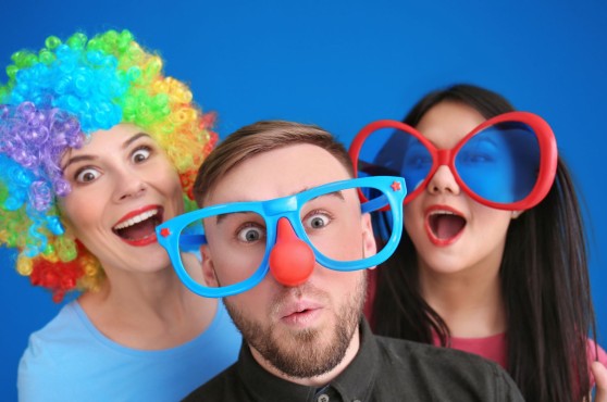 Tres chicos disfrazados con gafas y pelucas.