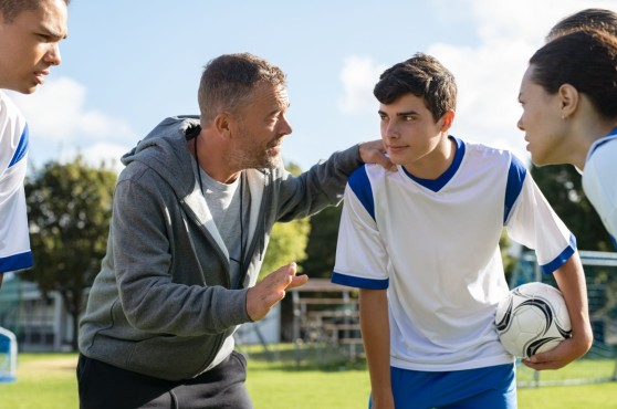 Entrenador con un equipo de fútbol