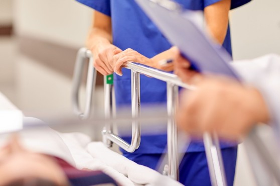 Infermera i metge al costat d'un llit d'hospital.