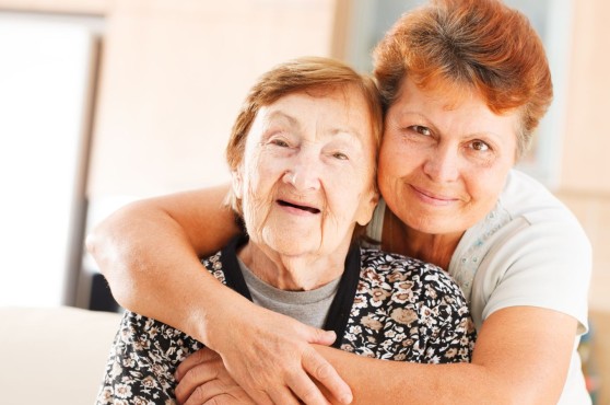 Persona gran i la seva cuidadora