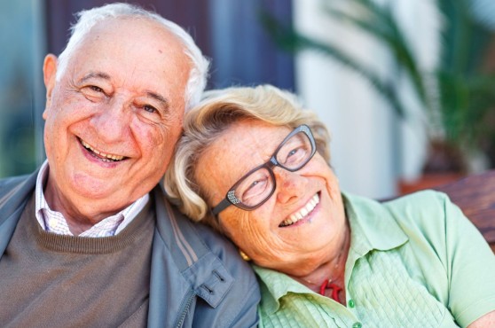 Dues persones grans somrient