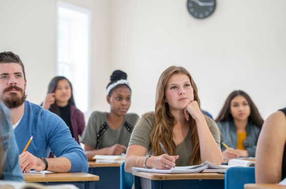 Aula universitaria con alumnado