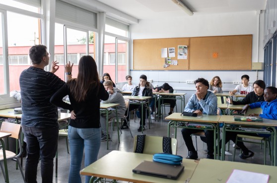 Alumnes i professors a una aula d'educació secundària