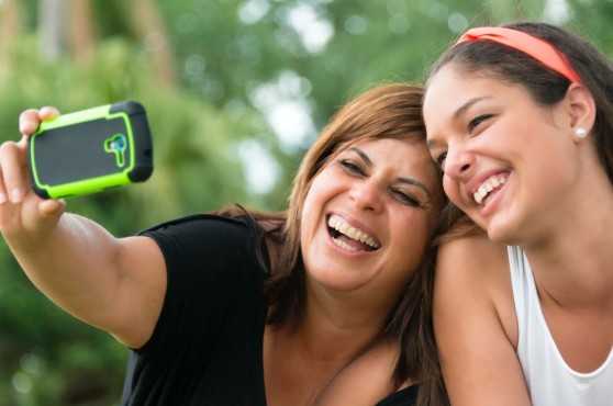 Madre e hija haciendo un selfie