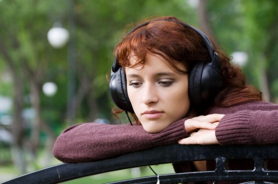 Chica escuchando música con auriculares
