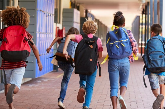 Grupo de niños y niñas corriendo hacia el recreo