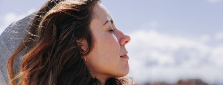 Noia respirant profundament