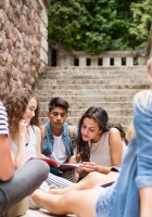 Adolescents sortint de l'escola