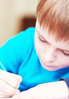 Niño estudiando concentrado