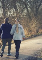 Madre e hija caminando