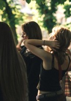Grupo de chicos y chicas en una fiesta