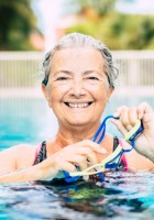 Mujer en una piscina