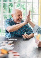 Personas mayores jugando en casa 