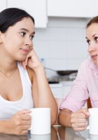 Madre e hija adolescente compartiendo tiempo