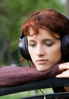 Chica escuchando música con auriculares
